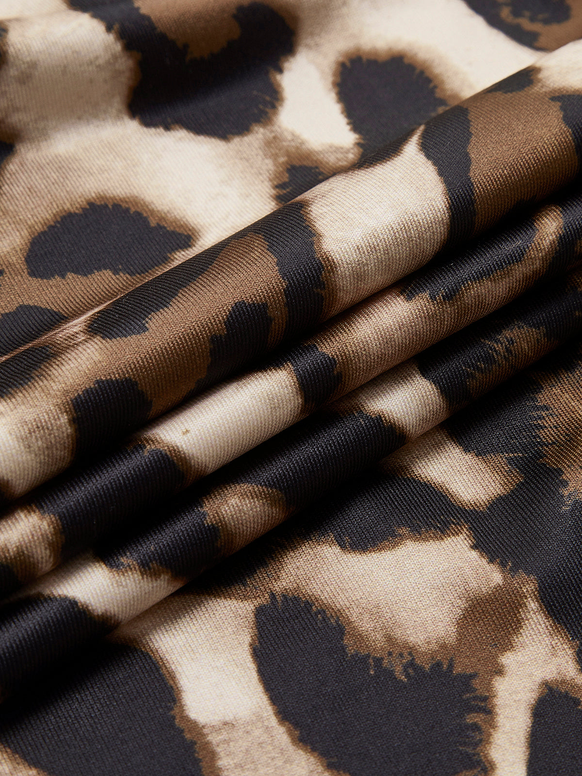 Sukienka krótka w cętki z widocznymi