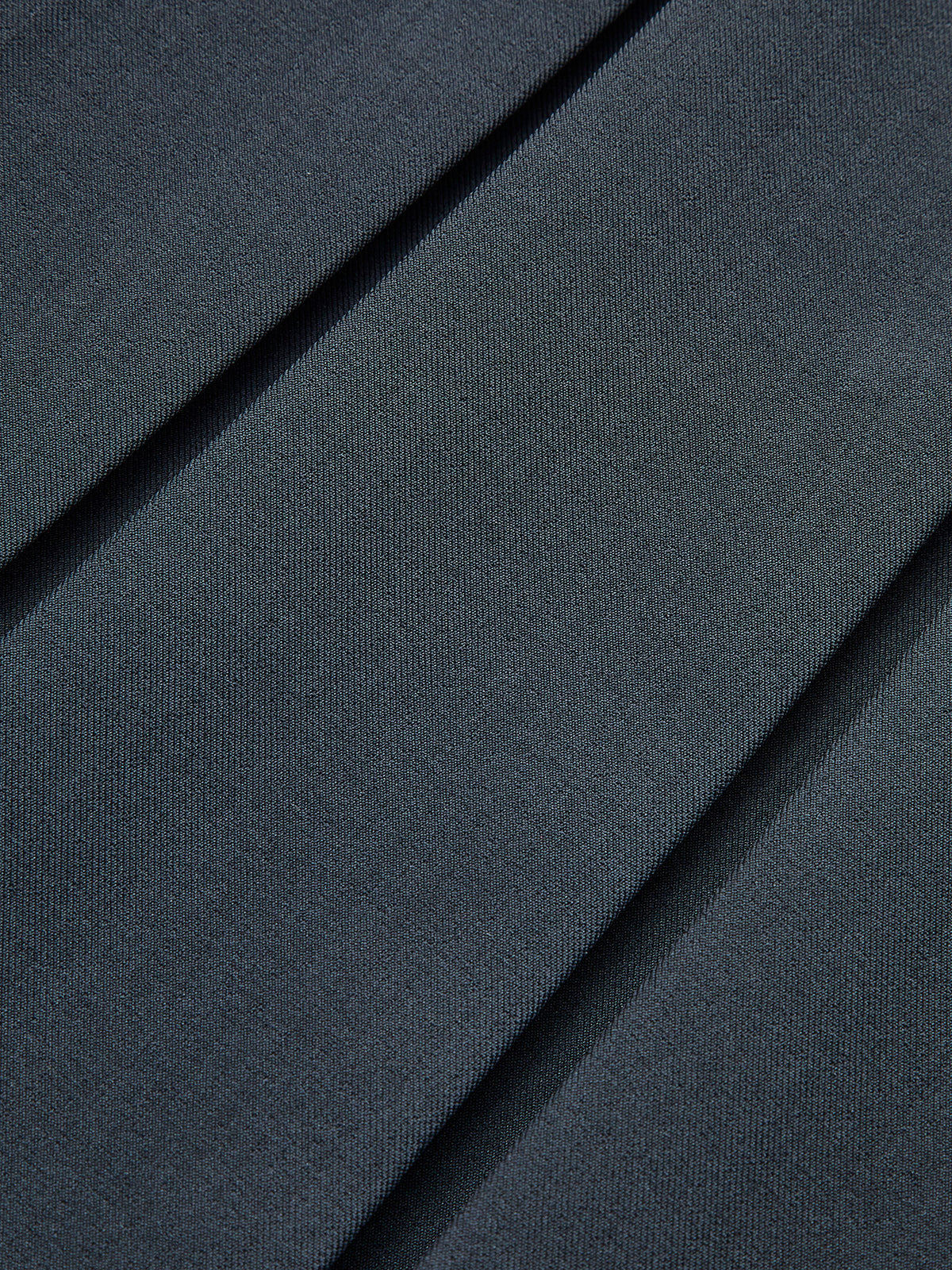 Sukienka z szerokim kołnierzem i plisowanym dołem