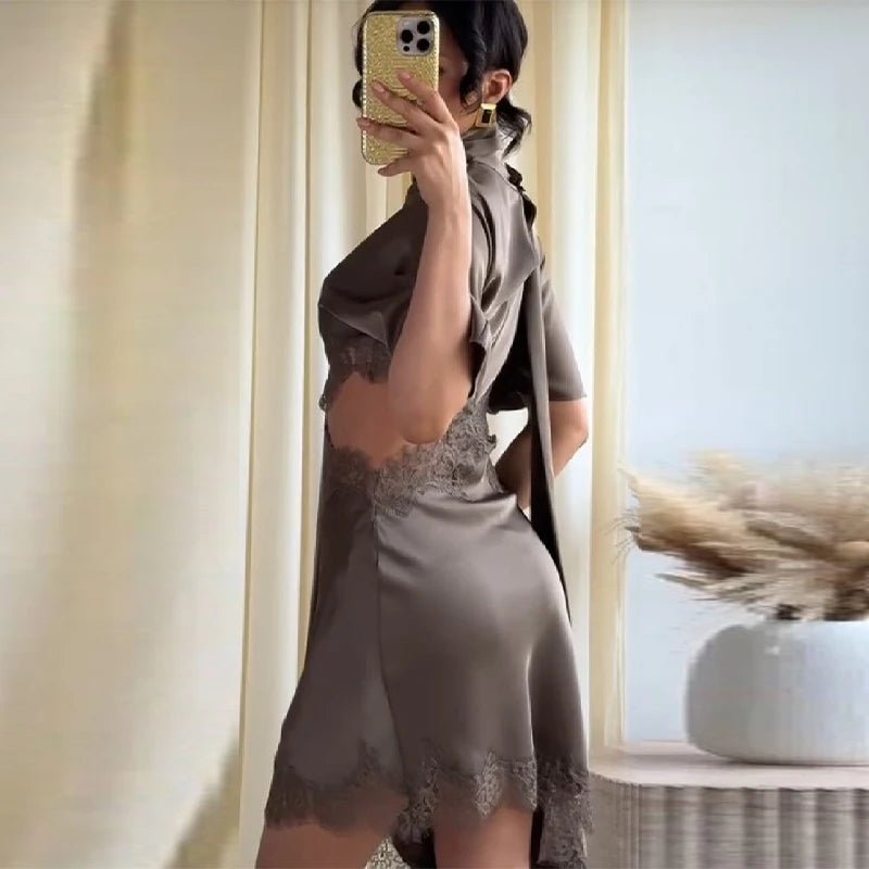 Sukienka Mini Bianca z Wycięciami z Satyny