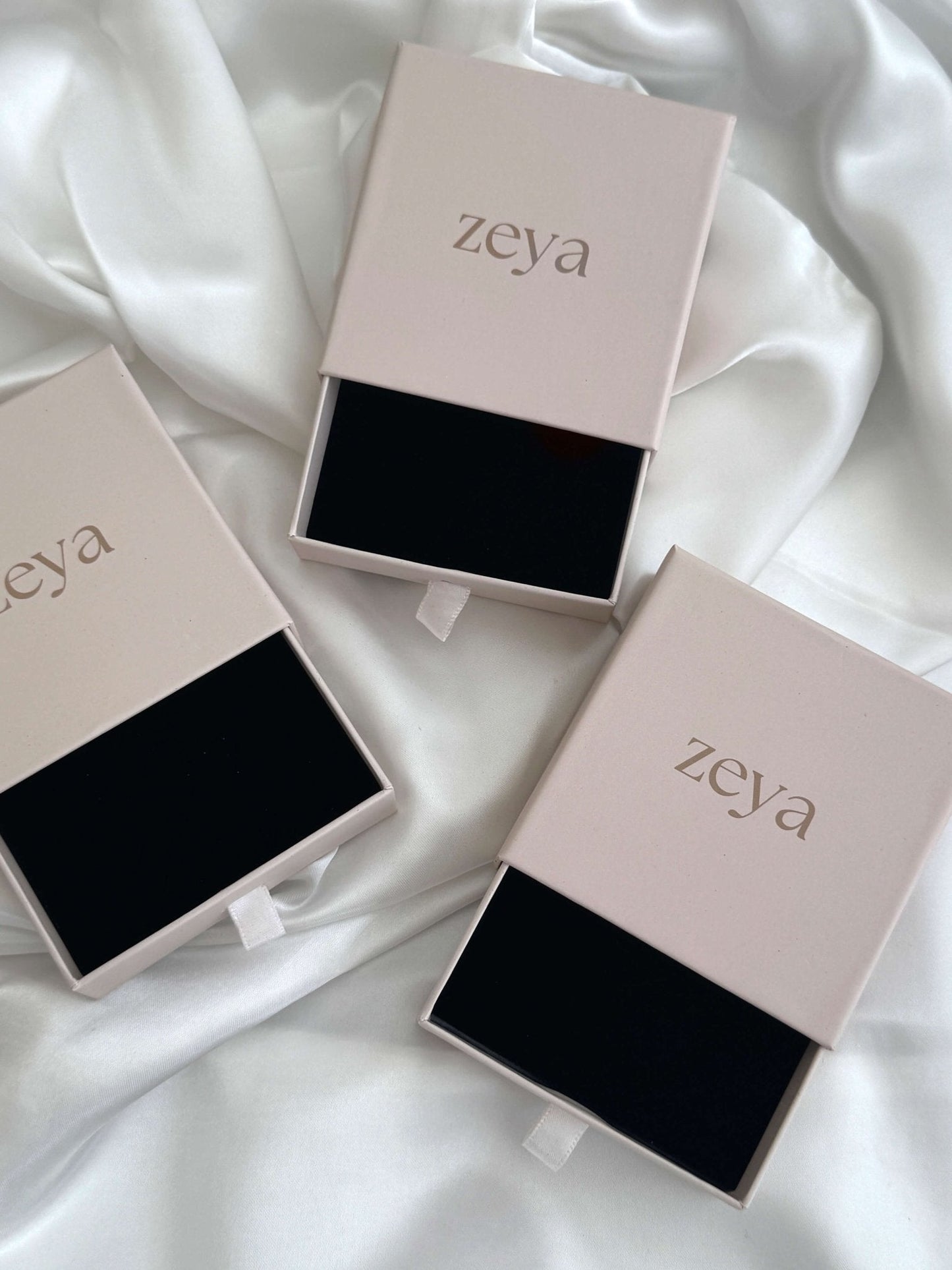 Pierścionek z Kwiatkiem Stokrotki z Kryształkami