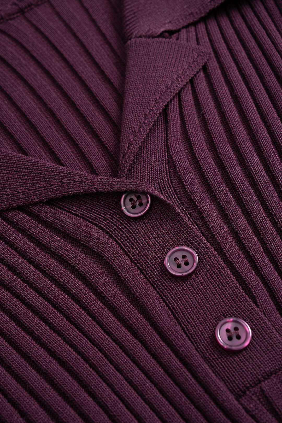 Sukienka midi polo z prążkowanej dzianiny – dopasowana sukienka sweterkowa z krótkim rękawem w kolorze bordowym 