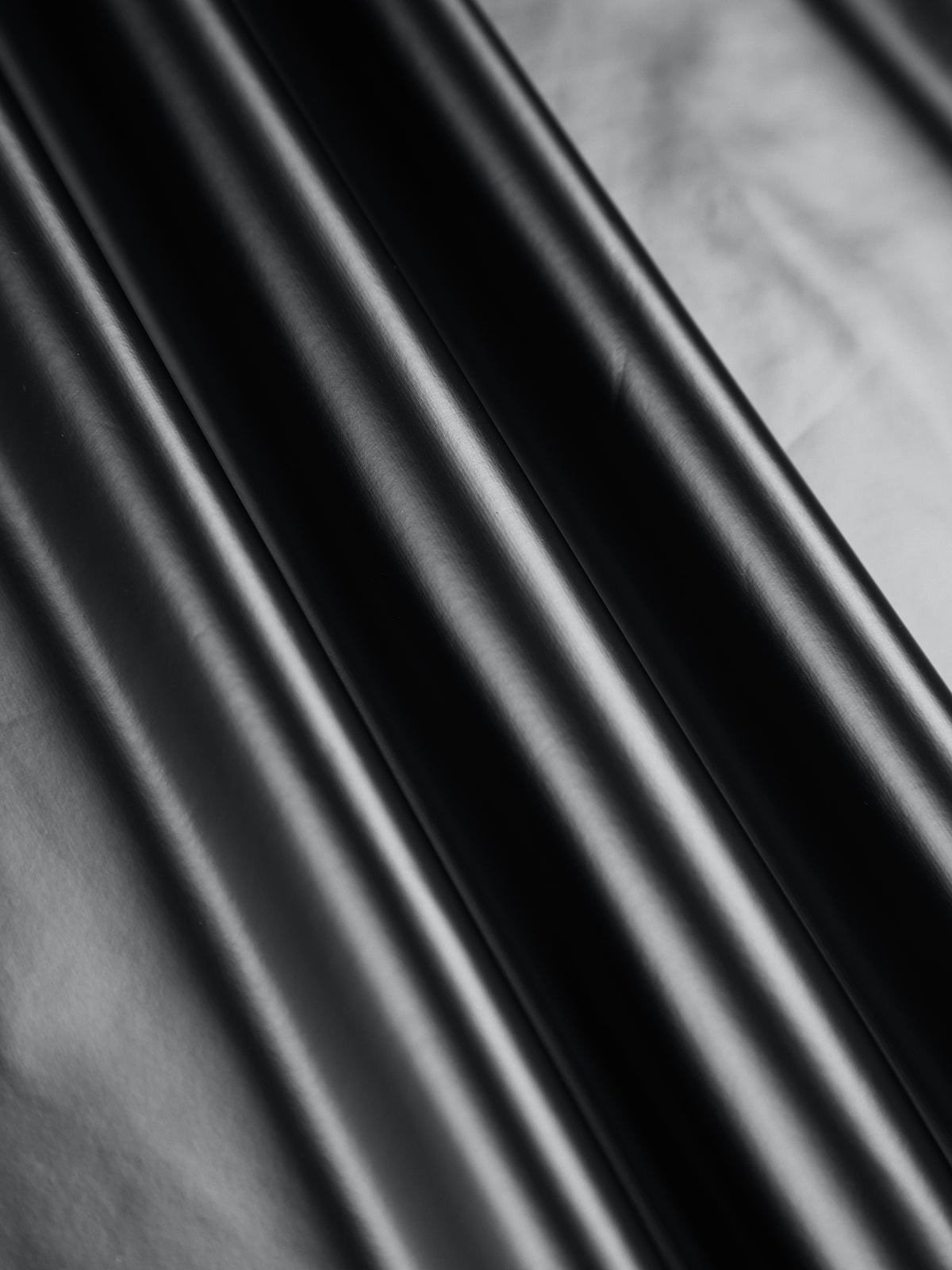 Czarna Sukienka Midi z Ekoskóry – Modelująca Elegancja