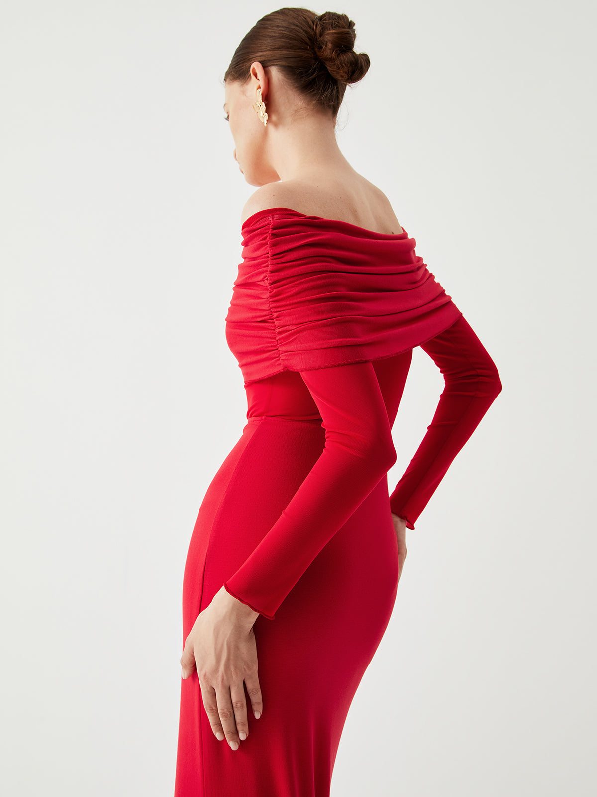 Długa Sukienka Maxi z Odkrytymi Ramionami i Siateczką