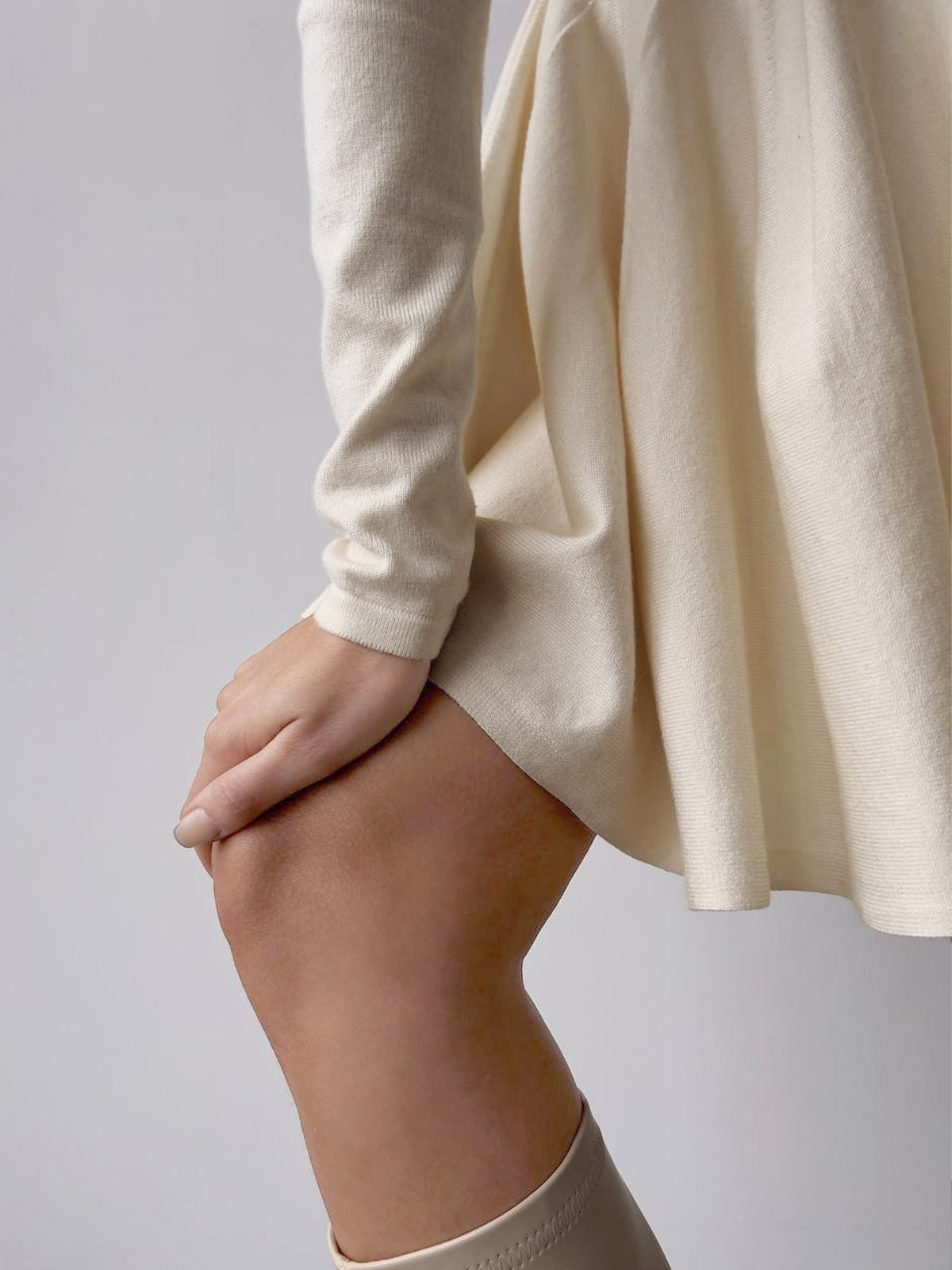 Prosta plisowana sukienka sweterkowa – krótka sukienka damska z dzianiny o wysokiej elastyczności i eleganckim kroju