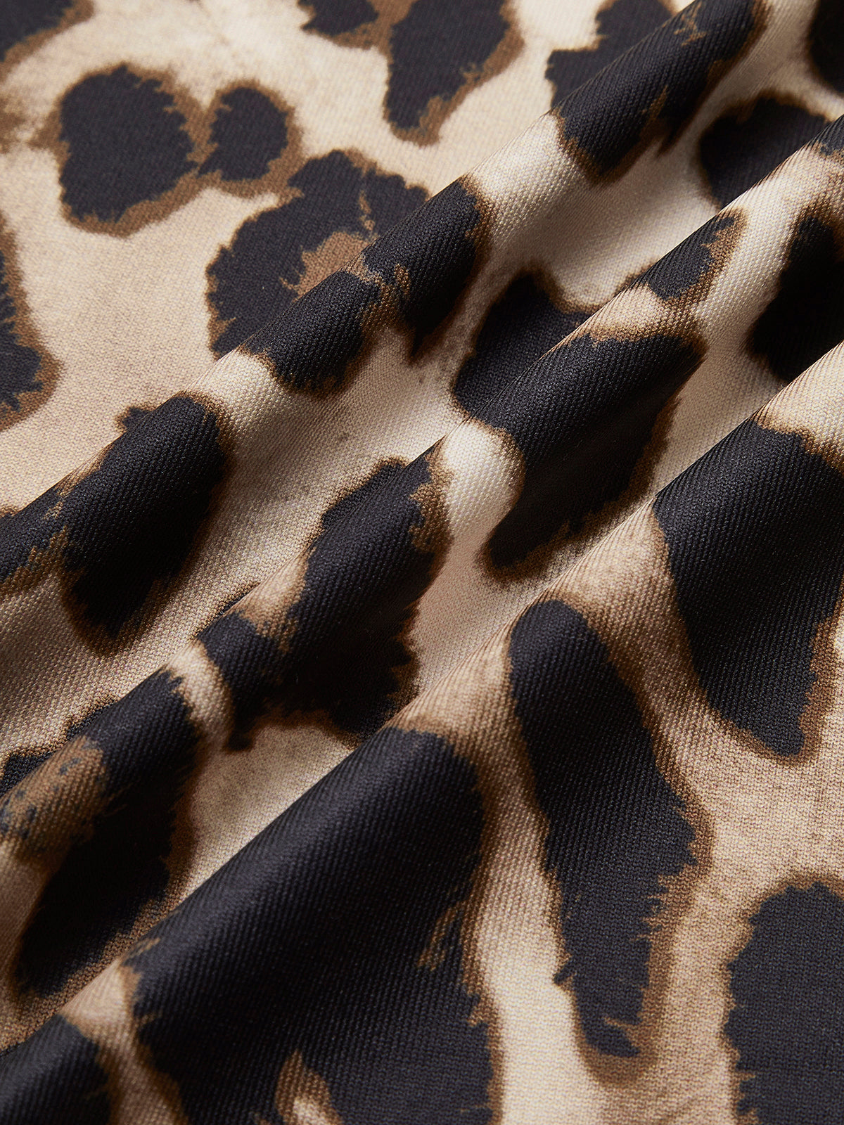 Sukienka krótka w cętki z widocznymi