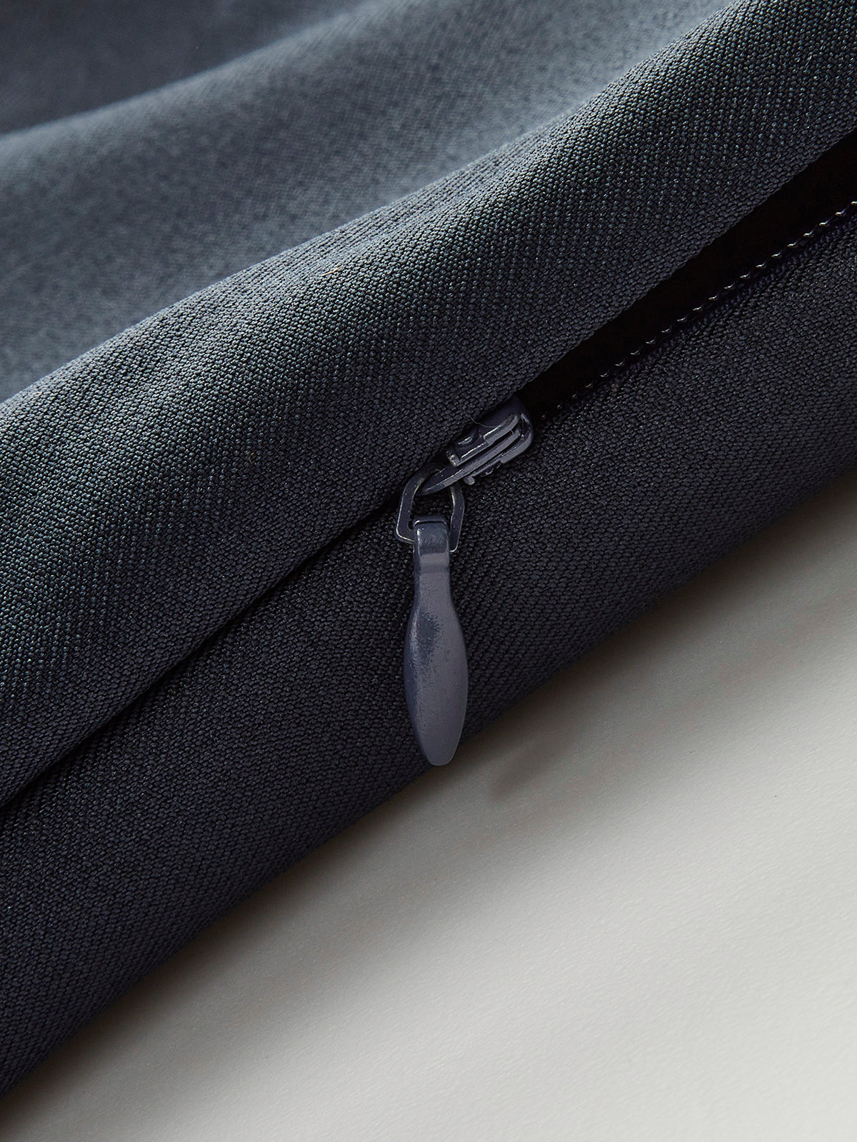 Sukienka z szerokim kołnierzem i plisowanym dołem