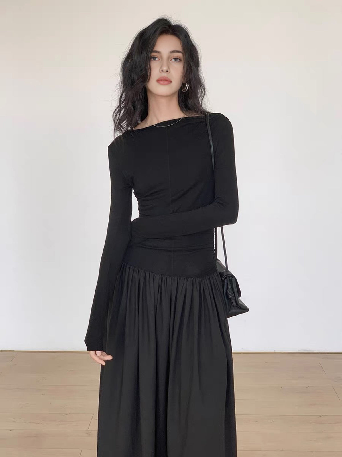 Sukienka Midi z plisowanym Patchworkiem – Elegancka Stylizacja z Długim Rękawem i Dopasowanym Fitem