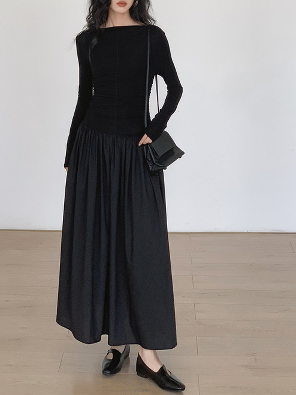Sukienka Midi z plisowanym Patchworkiem – Elegancka Stylizacja z Długim Rękawem i Dopasowanym Fitem