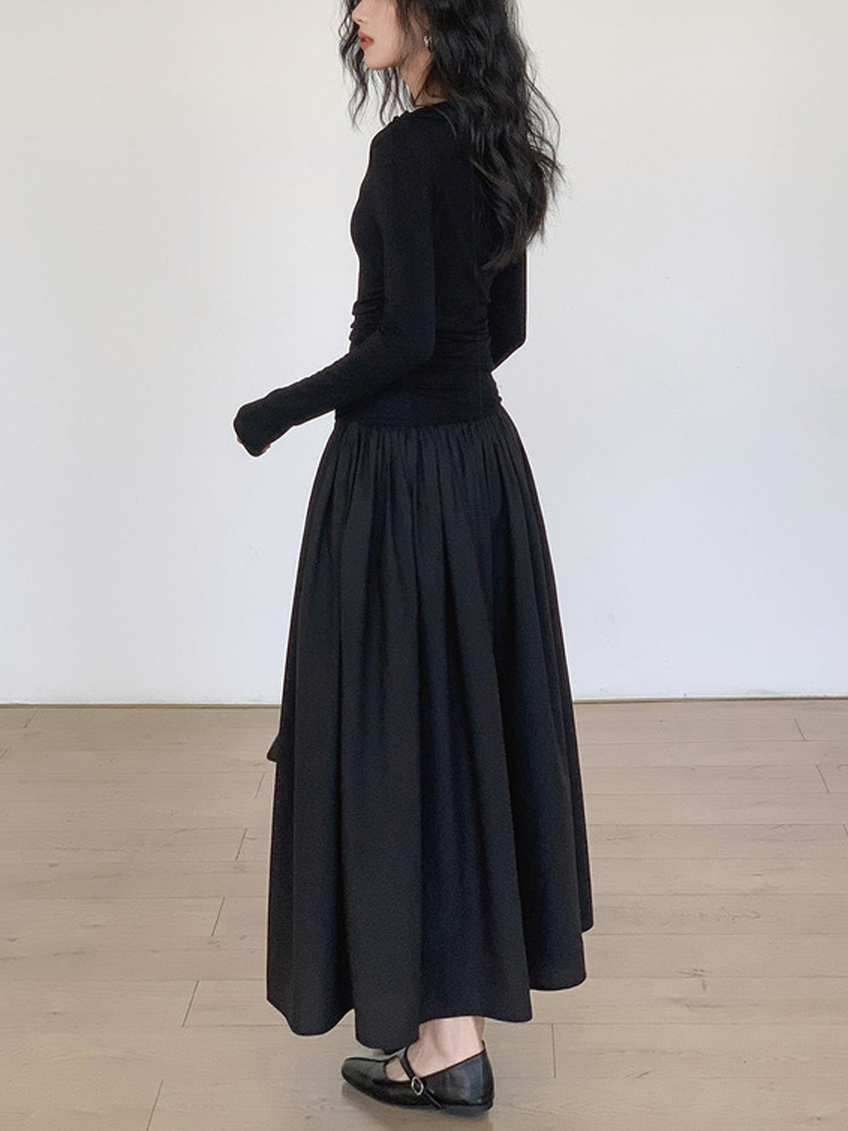 Sukienka Midi z plisowanym Patchworkiem – Elegancka Stylizacja z Długim Rękawem i Dopasowanym Fitem