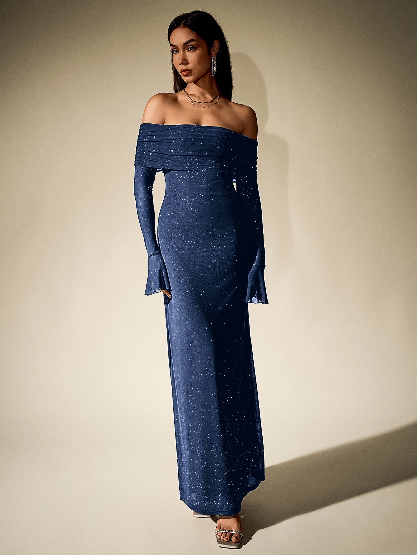 Sukienka Maxi z Siatki i Cekinów na Ramiączkach – Błyszcząca, Elegancka