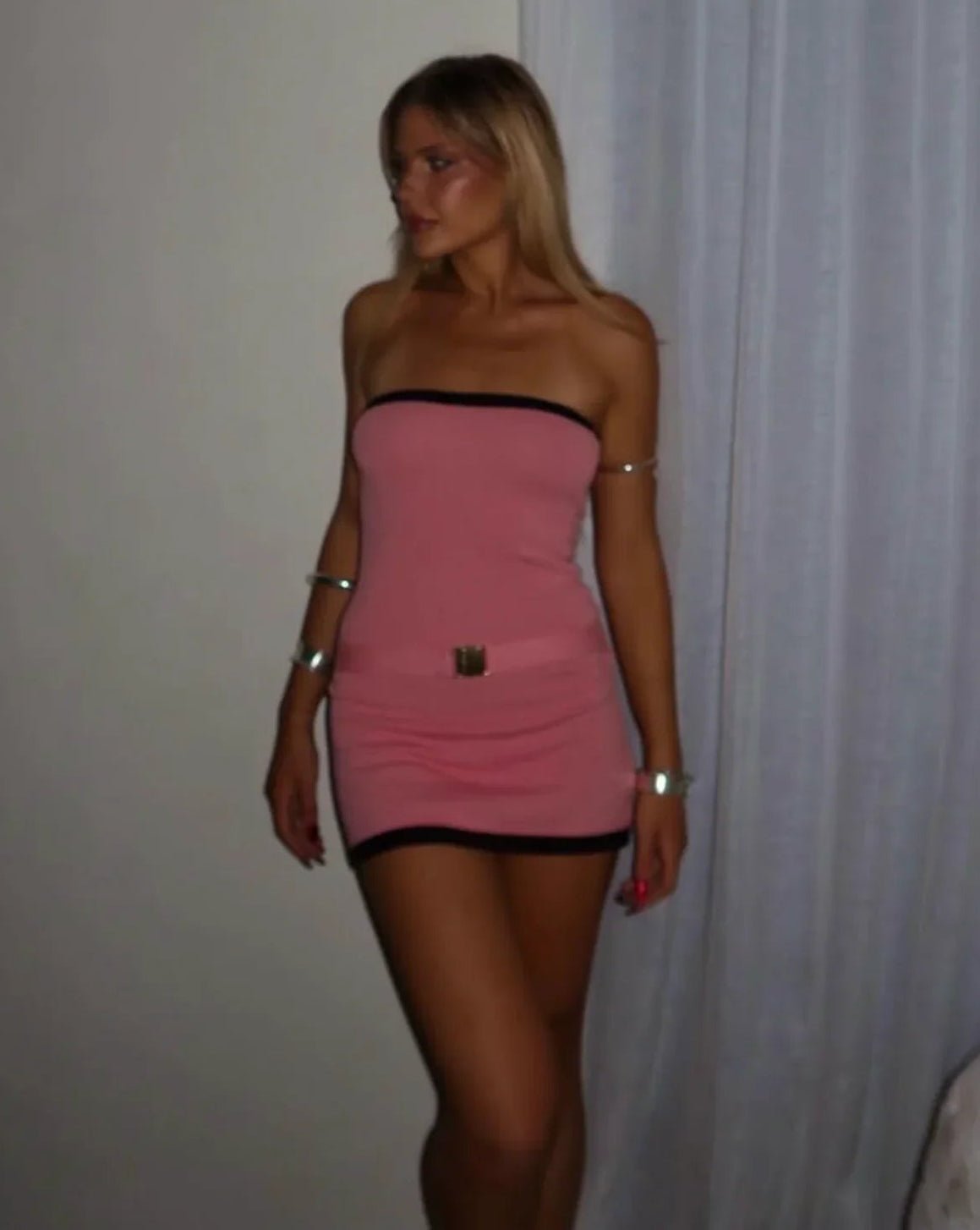Bianca Bezramkowa Sukienka Mini z Dzianiny z Klamrą