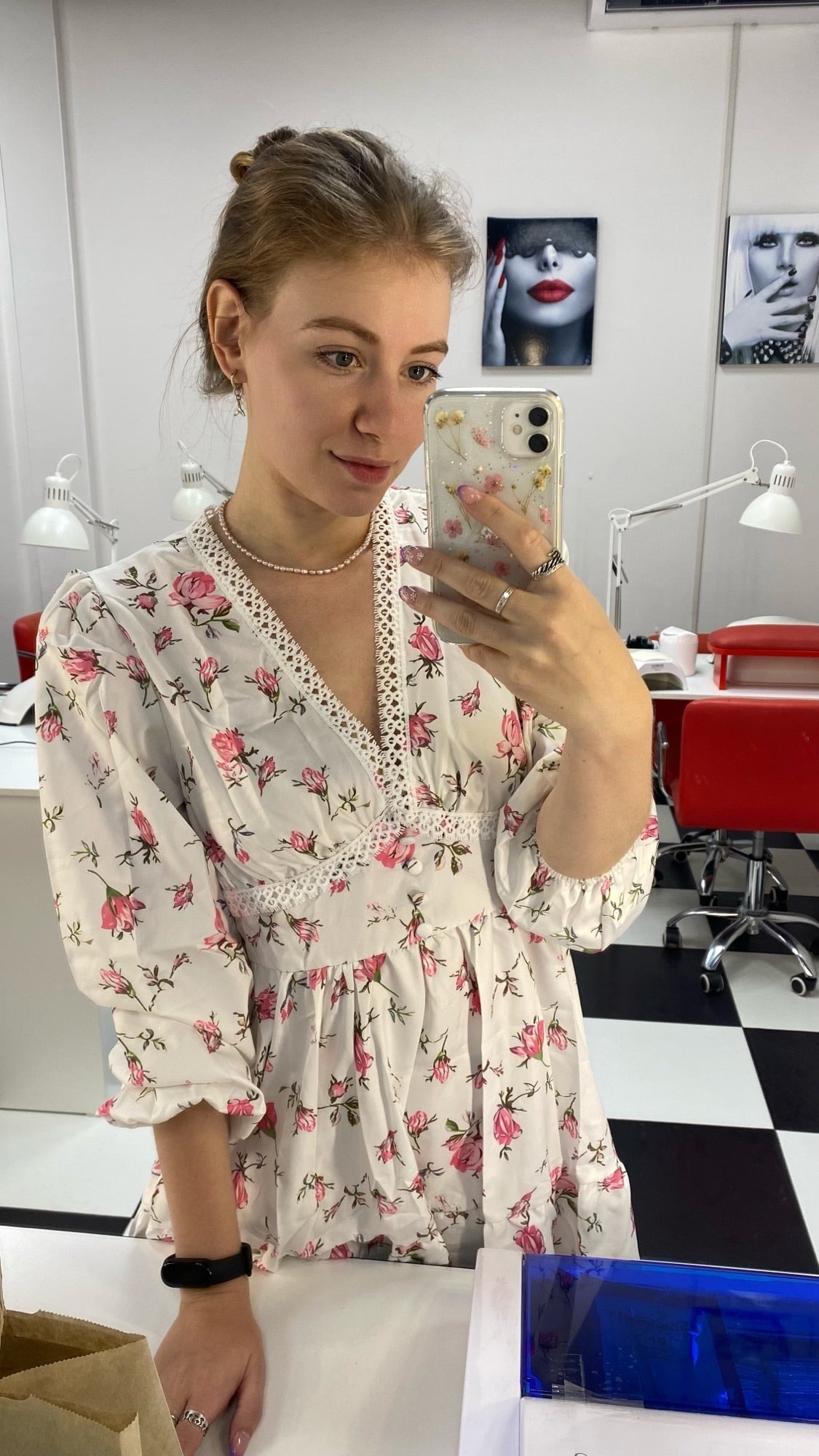 Sukienka Mini Lottie z Kwiatowym Koronkowym Wykończeniem