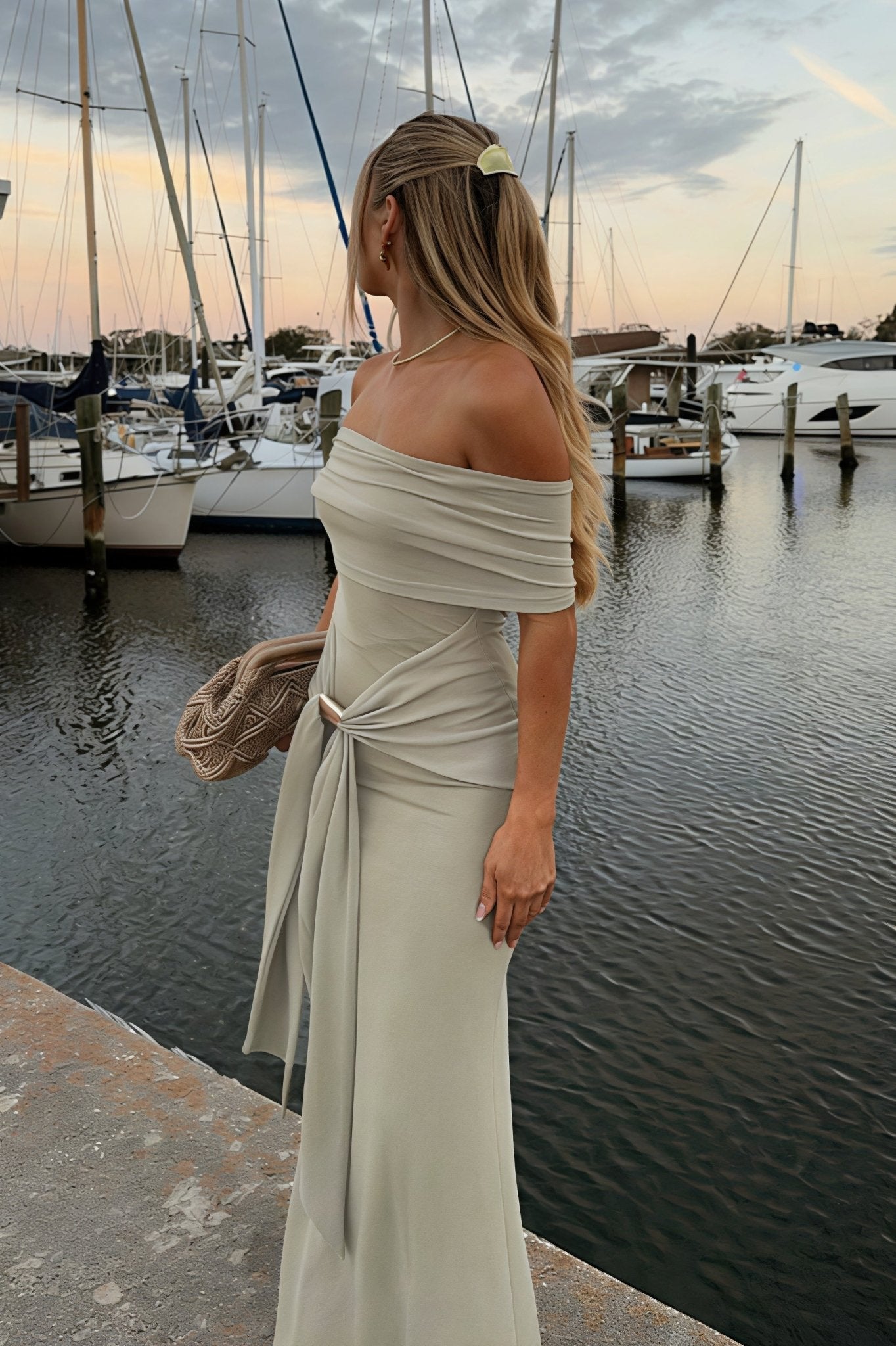 Sukienka Sophia Off-Shoulder Bodycon Maxi z wiązanymi ramiączkami
