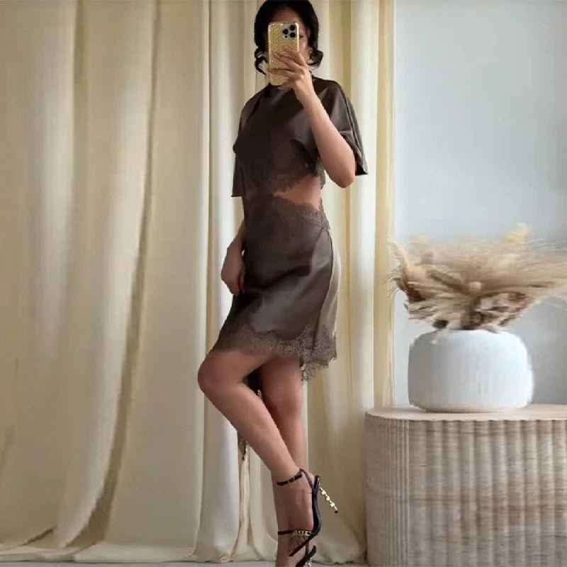 Sukienka Mini Bianca z Wycięciami z Satyny