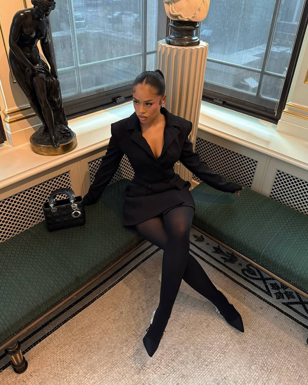 Sukienka blazer Estella z głębokim dekoltem w kształcie V