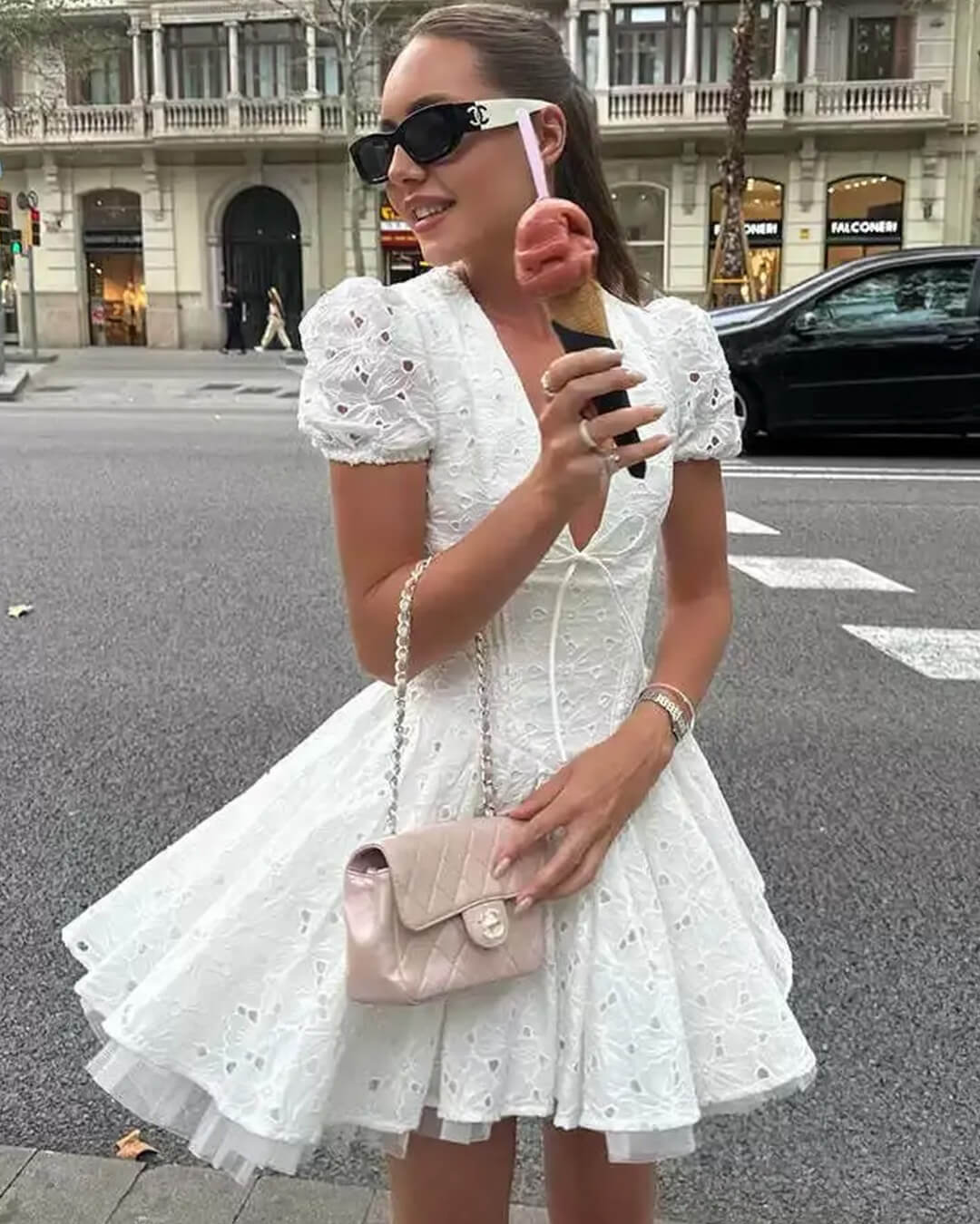 Sukienka mini Jane z haftowanymi bufkami