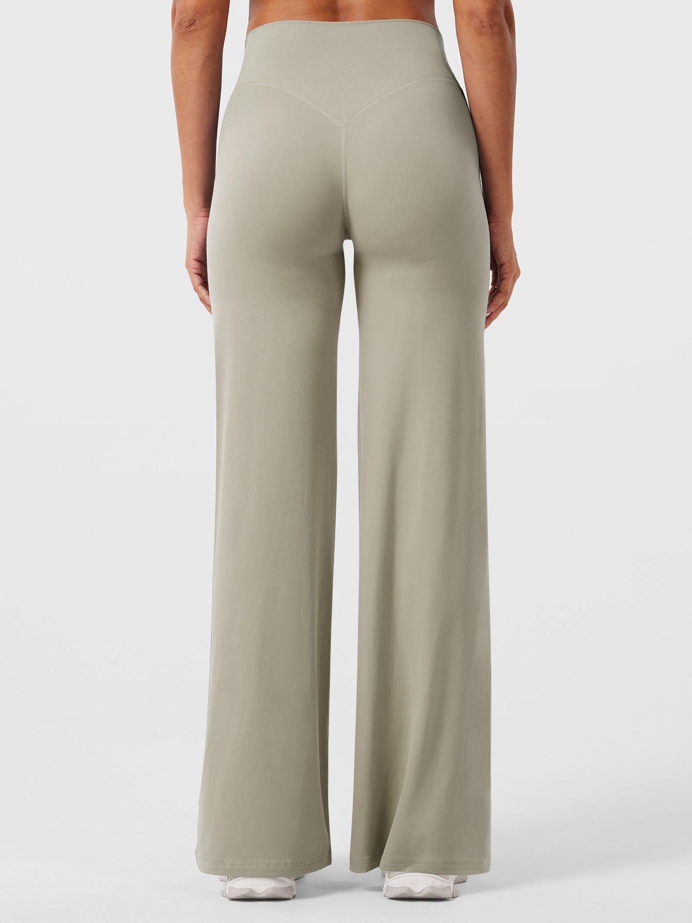 Spodnie z wysokim stanem i rozszerzanymi nogawkami – elastyczne spodniece bioder