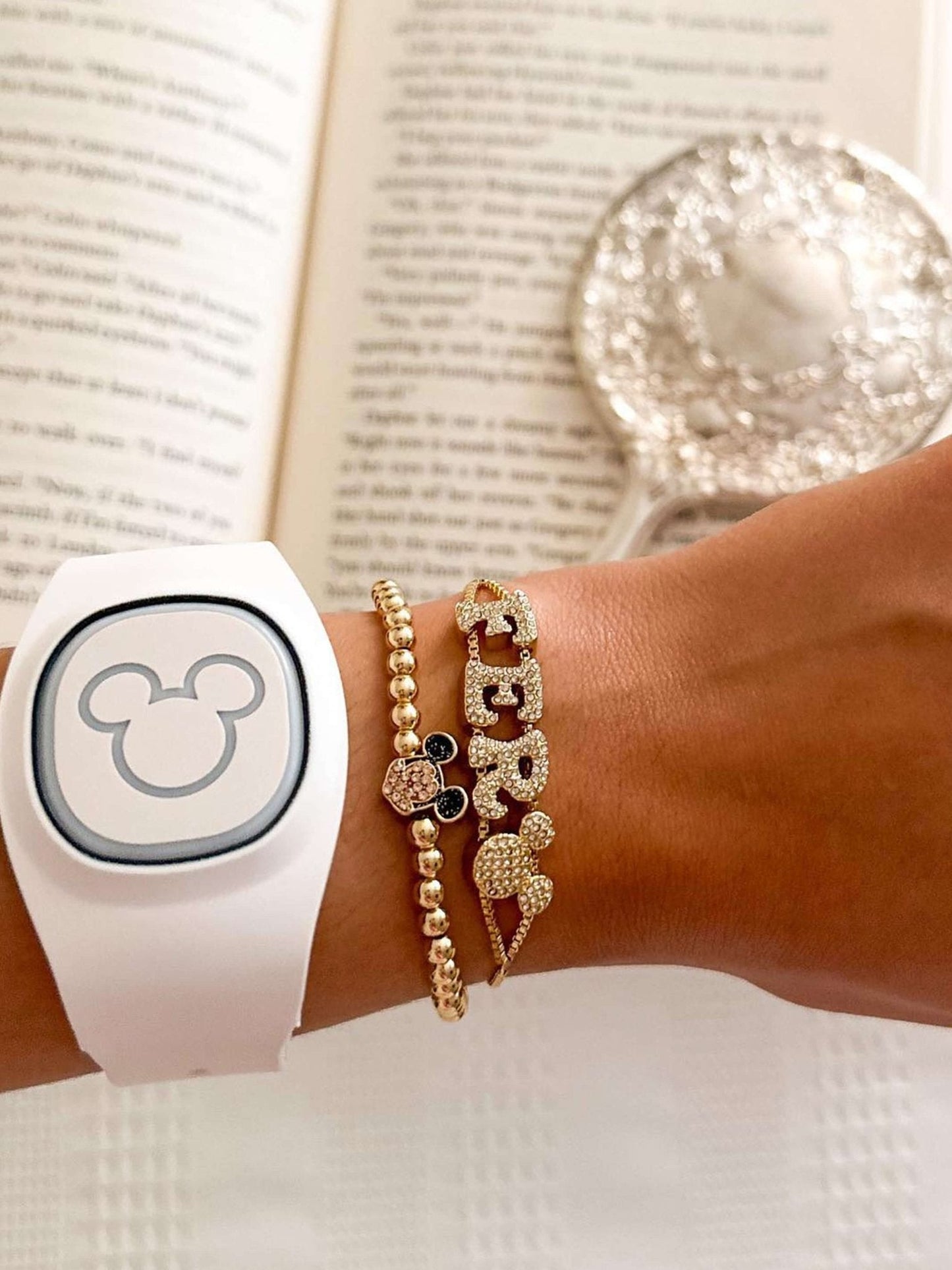 Anpassbares Armband mit Blasenbuchstaben
