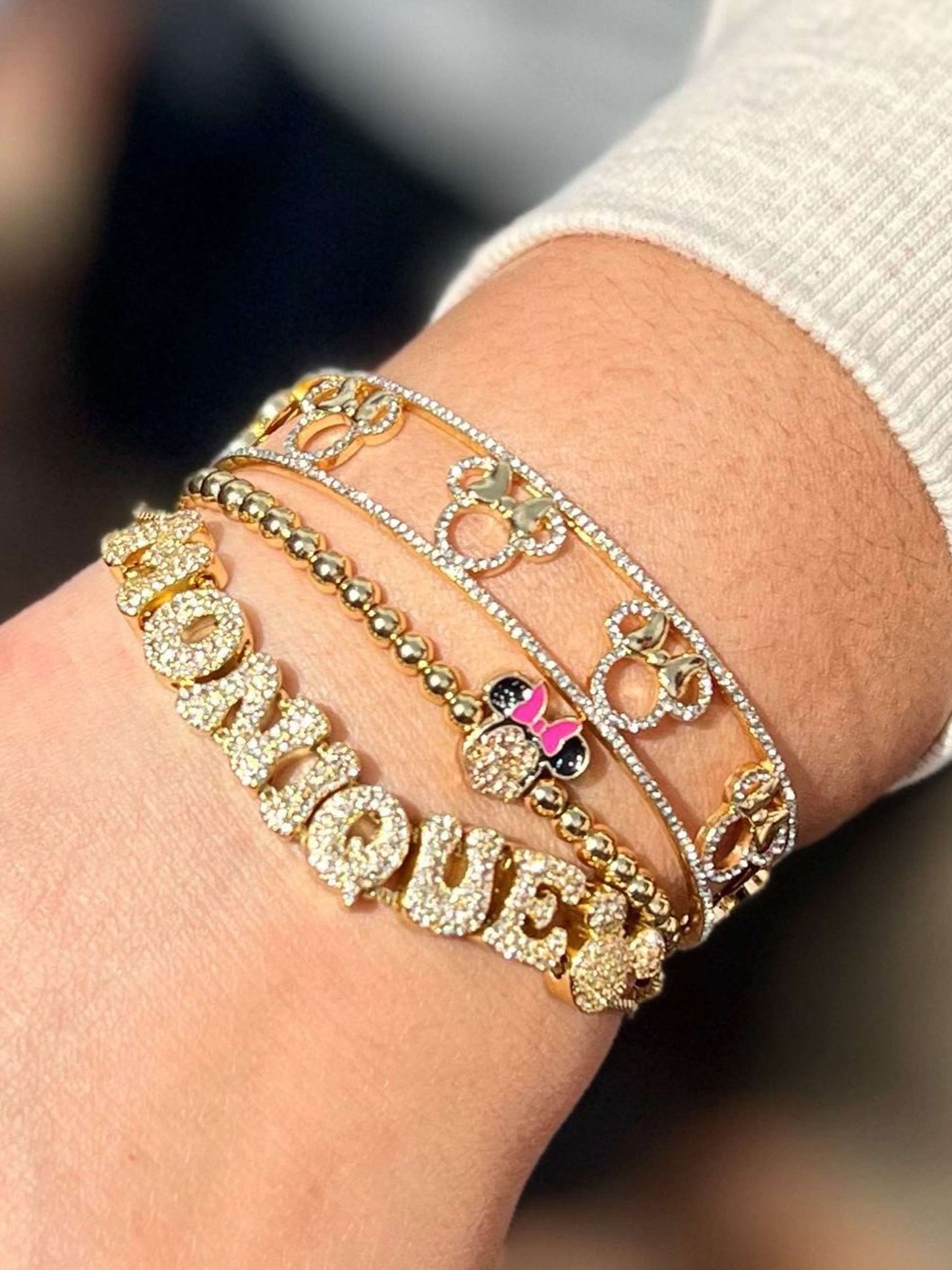 Anpassbares Armband mit Blasenbuchstaben