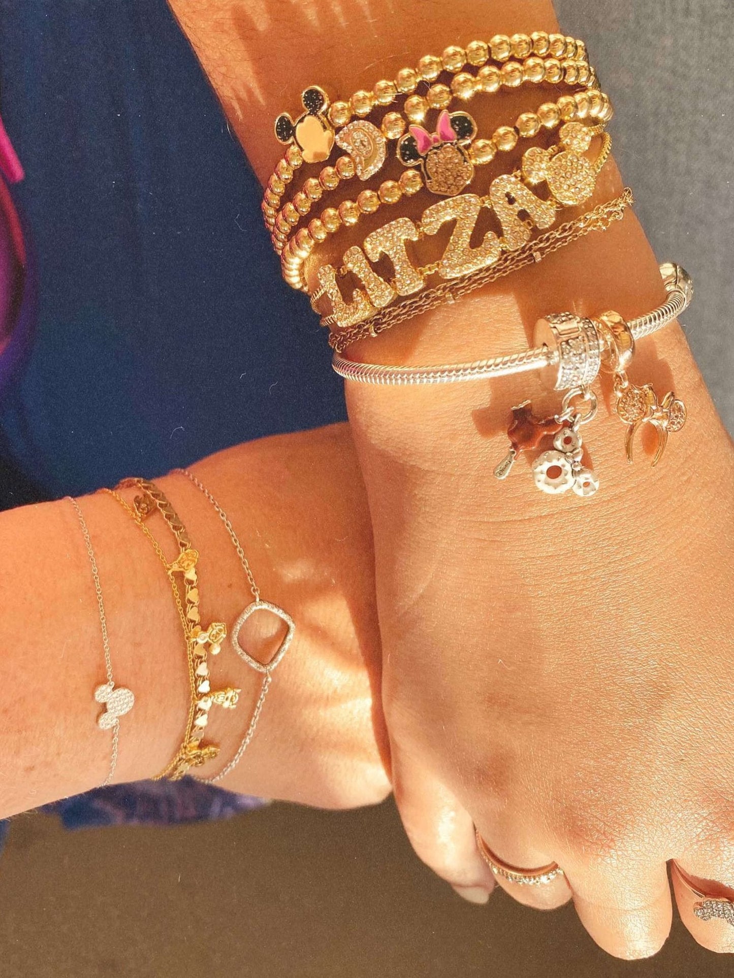 Anpassbares Armband mit Blasenbuchstaben