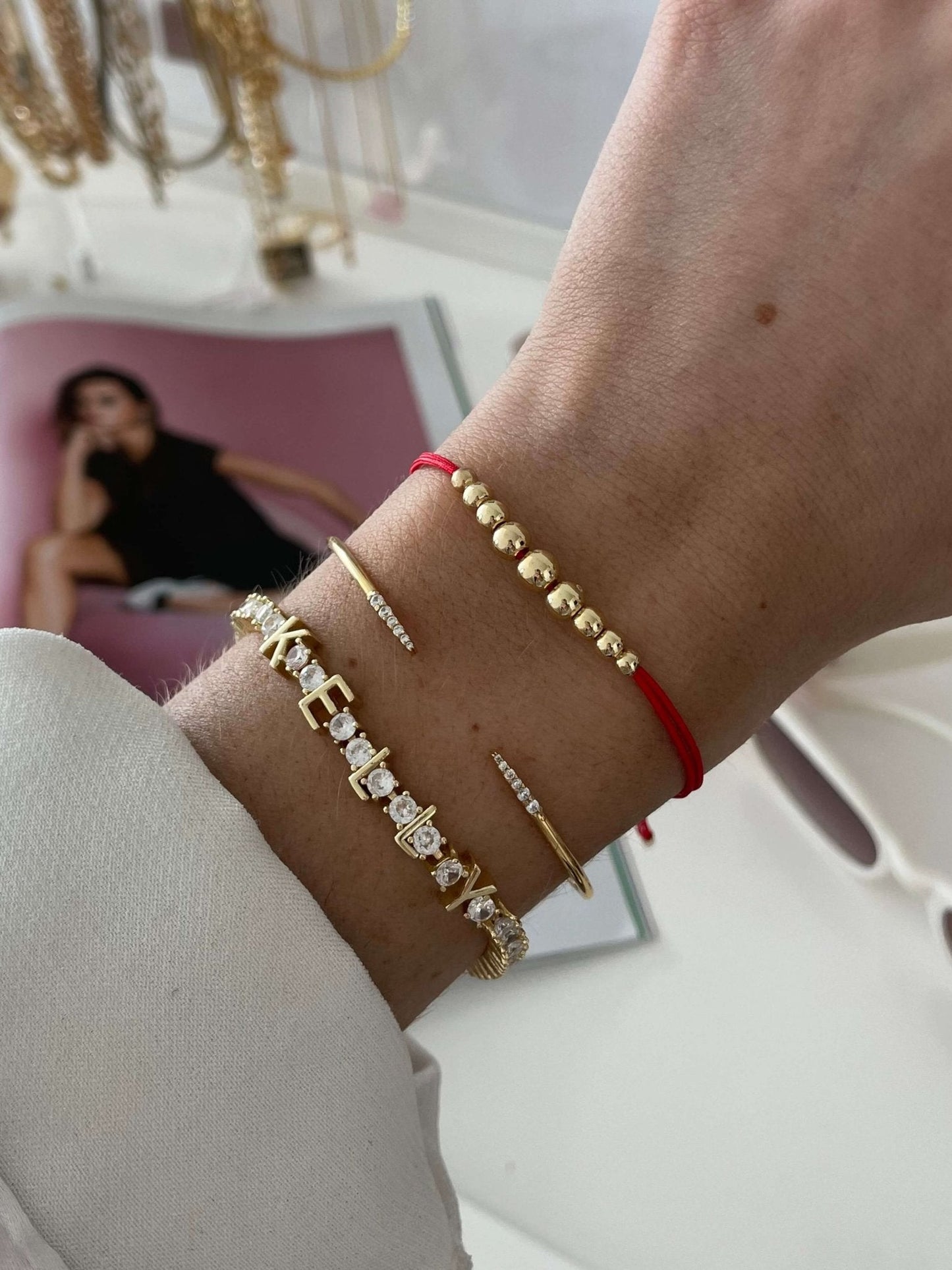 Tennisarmband mit Buchstaben