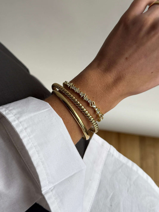 Tennisarmband mit Buchstaben